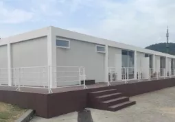 II moduli allestiti per ospitare le classi delle scuole medie durante la costruzione del nuovo polo scolastico
