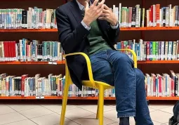 Andrea Canobbio nel gennaio scorso nella biblioteca civica di Busca per  presentare  il suo romanzo candidato 