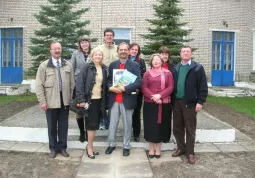 Lorenzo Martini, al centro, durante un viaggio in Bielorussia per l'associazioneSmile, un sorriso per Cernobyl