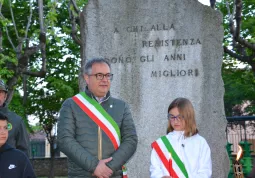 Il sindaco, Marco Gallo, e la sindaca junior, Giulia Ferrara, davanti al monumento alla Resistenza