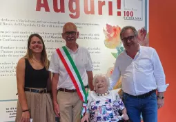 La pittrice Maria Rosa Ravera Aira con il sindaco Ezio Donadio, la vice-sindaca Beatrice Aimar e l'assessore regionale Marco Gallo