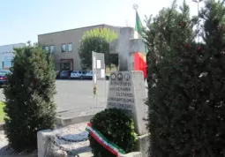 Il cippo posto dove avvennero le barbare uccisioni, lungo la Strada Laghi d’Avigliana,