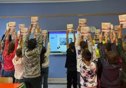 Donata una copia del libro sul prete partigiano ai bambini di quinta