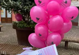 Palloncini rosa in piazza della Rossa