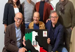 Pierfranco Cerutti, buschese,  ha  donato alla Città una sua opera,  consegnata  nella mani del sindaco Ezio Donadio, dell’assessora alla Cultura Lucia Rosso e degli assessori Diego Bressi, Giovanni Cismondi  e Bruno Olivero, presente anche l’assessore regionale Marco Gallo