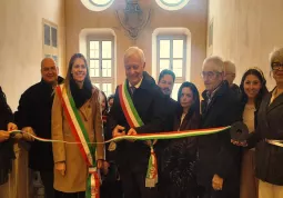 La Città di Busca, rappresentata dalla vice-sindaca Beatrice Aimar, è stata presente sabato scorso a Palazzo Salmatoris di Cherasco all’inaugurazione della grande esposizione dedicata a Emanuele Luzzati