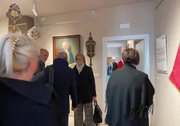 Successo del primo week end di apertura della mostra Arte e carità, alla galleria  Casa Francotto fino al 9 febbraio,  con oltre cinquecento visitatori