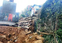 Sistemazione del terrapieno, in parte crollato in seguito alle piogge, del cortile della Casa Alpina