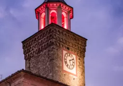 Il campanile della Rossa illuminato di rosso