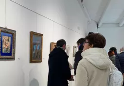 Oltre ai pezzi dei grandi artisti del Novecento, da Picasso a Fontana, da Martini a Manzù, da Cassinari a Mastroianni, l’esposizione presenta una sezione locale dedicata alle opere di carità buschesi