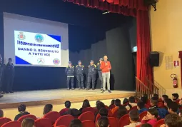 Il saluto del Sindaco introduce la lezione teorica della Protezione Civile