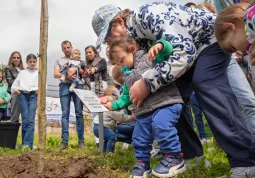 L'emozionante posa della targhetta da perte di un nuovo nato