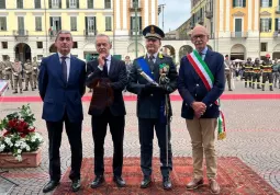 Il Sindaco Ezio Donadio insieme al Prefetto Mariano Savastano alla consegna dell'onorificenza a Claudio Garelli