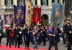 La parata con i gonfaloni comunali 
