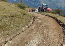 Il cantiere della Strada dei Cannoni durante il ripristino e la manutenzione del manto stradale