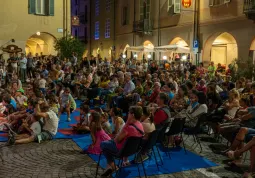 Il pubblico di Mirabilia in Piazza della Rossa
