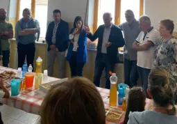 Un momento durante la breve cerimonia di inaugurazione