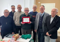 Il sindaco Ezio Donadio insieme il presidente provinciale Acli di Cuneo Elio Lingua e al segretario provinciale Michele Fattoruso durante la consegna della targa a Tesio