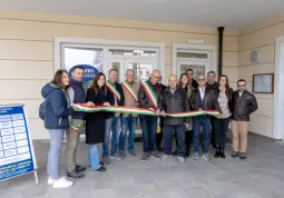 Il taglio del nastro alla presenza dell'amministrazione comunale, i sindaci dei Comuni coinvolti e i rappresentanti delle realtà partner del progetto