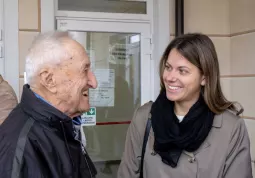 La vicesindaca Beatrice Aimar con delega all’Assistenza e i servizi sociali che ha seguito il progetto  insieme ad Aurelio Fornero durante un momento dell'inaugurazione