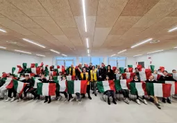 Il Tricolore agli alunni delle classi quinte