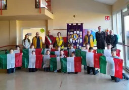 	Il Tricolore agli alunni delle classi quinte