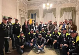 La consegna della targa da parte dell'amministrazione all'ex vigile urbano e volontario della Protezione Civile a Michele Mattalia