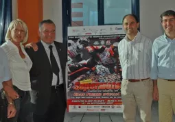 A destra, iI sindaco ed il vice-sindaco di Busca, Luca Gosso e Gianmichele Cismondi, alla conferenza stampa di presentazione dell'evento mondiale, che si Ã¨ tenuta la scorsa settimana nei locali ampliatidel Kart Planet. A sinistra, l'assessore provinciale al Turismo, Angelo Rosso, con la signora Lilia Imani