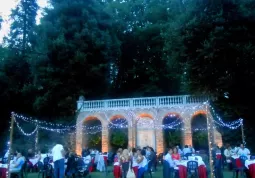 Un momento della prima apericena stagionale nello splendido parco del Castello del Roccolo domenica scorsa