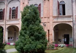 Il rifacimento riguarda il tetto dell'ala vecchia e di una parte delle  vecchie scuole elementari