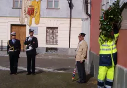 Si deposita la corona d'alloro al cippo commemorativo di piazza della Rossa