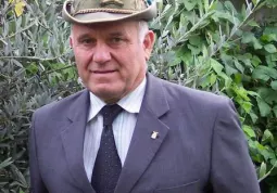 Angelo Rosso con il cappello da Alpino