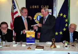 Da sinistra, il consigliere della fondazione Cassa di risparmio di Saluzzo, Elio Ambrogio, il presidente Gianni Rabbia, il presidente del Lions Club Busca e Valli, Gianmauro Flego, il senatore Giuseppe Fassino