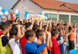 I bambini delle scuole elementari hanno partecipato alla sfilata portando la bandiera italiana: per loro, ha detto il sindaco Luca Gosso, una lezione di storia in presa diretta