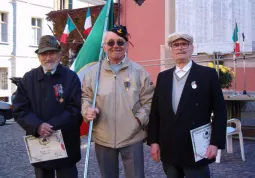 I decorati Carlo Bartolini ed Armando Berti con, in mezzo, il presidente della sezione di Busca dell'associazione Combattenti e reduci, Aldo Ambrogio