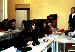 Benini durante la lezione di teoria in un'aula dell'Istituto musicale di Busca