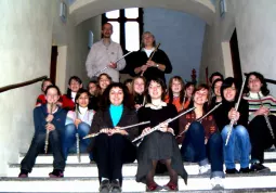 Il Gruppo che ha seguito il seminario posa sulla scalinata dell'Istituto musicale: in alto al centro Alberto Gertosio e Stefano Benini