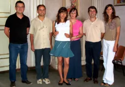 La studentessa  vincitrice della borsa di studio Romagna 2006, al centro, insieme alla sua mamma e fra l'assessore alla Cultura Gallo, il sindaco Gosso, il vice-sindaco Cismondi e la presidente della Commissione Cultura Boccardo