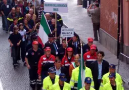 Il sindaco, Luca Gosso, l'assessore al Volontariato, Giuseppe Delfino, e il consigliere comunale Gianfranco Ferrero aprono il corteo con i rappresentanti delle associazioni buschesi