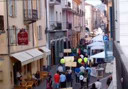 Nel centro cittÃ  anche i negozi sono... scesi in piazza con le loro bancarelle: tutta la domenica Ã¨ stata animata dal passeggio dei numerosi visitatori