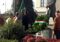 La corona deposta ai piedi del monumento ai Caduti 