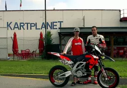 Thierry van de Bosch e Jerone Giraudo, primo e secondo nella classifica mondiale categoria S2, ieri hanno provato il circuito del Kart Planet di Busca