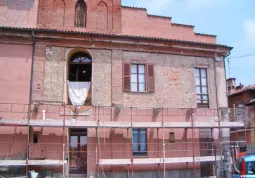 Il ponteggio per rifare il balcone