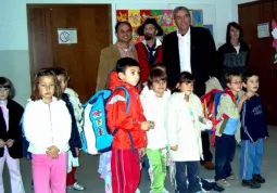 Capitan Eco fra il sindaco, Luca Gosso, il presidente del Cec, Livio Lanzavecchia e i bambini delle scuole elementari di Busca