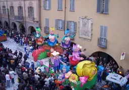 BUSCA EVENTI. Sfilata dei carri 2006, Il giardino di Venere dell'Attissano di Busca