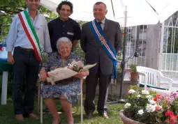 Il sindaco Luca Gosso, l'assessore comunale Ivo Vigna e l'assessore provinciale Angelo Rosso rendono 'ufficiale'  omaggio alla festeggiata