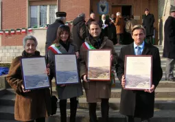 Al centro i due Sindaci, a sinistra la signora Falco e a destra il presidente dell'asssociazione 5 Gennaio. premiati come Giusti