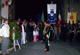 Il sidanci di Busca e di Costigliole Saluzzo rendono maggio alla lapide che ricorda i Caduti nella strage di Ceretto