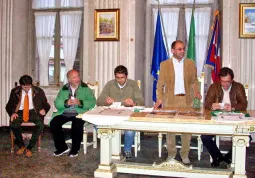 Mario Chiaramello direttore della filiale Ubi Bre Banca di Busca, il giornalista Giuseppe Callipo, il presidente della Pallavolo Busca Alberto Aimar, il sindaco Luca Gosso e l'assessore Marco Gallo