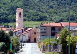 La strada della frazione San Martino interressata ora dai lavori di allacciamento alla rete fognaria eseguiti dall'Acda, sarà poi bitumata a cura del Comune